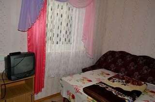Гостевой дом Dom U Zhanny Судак Улучшенный четырехместный номер-2